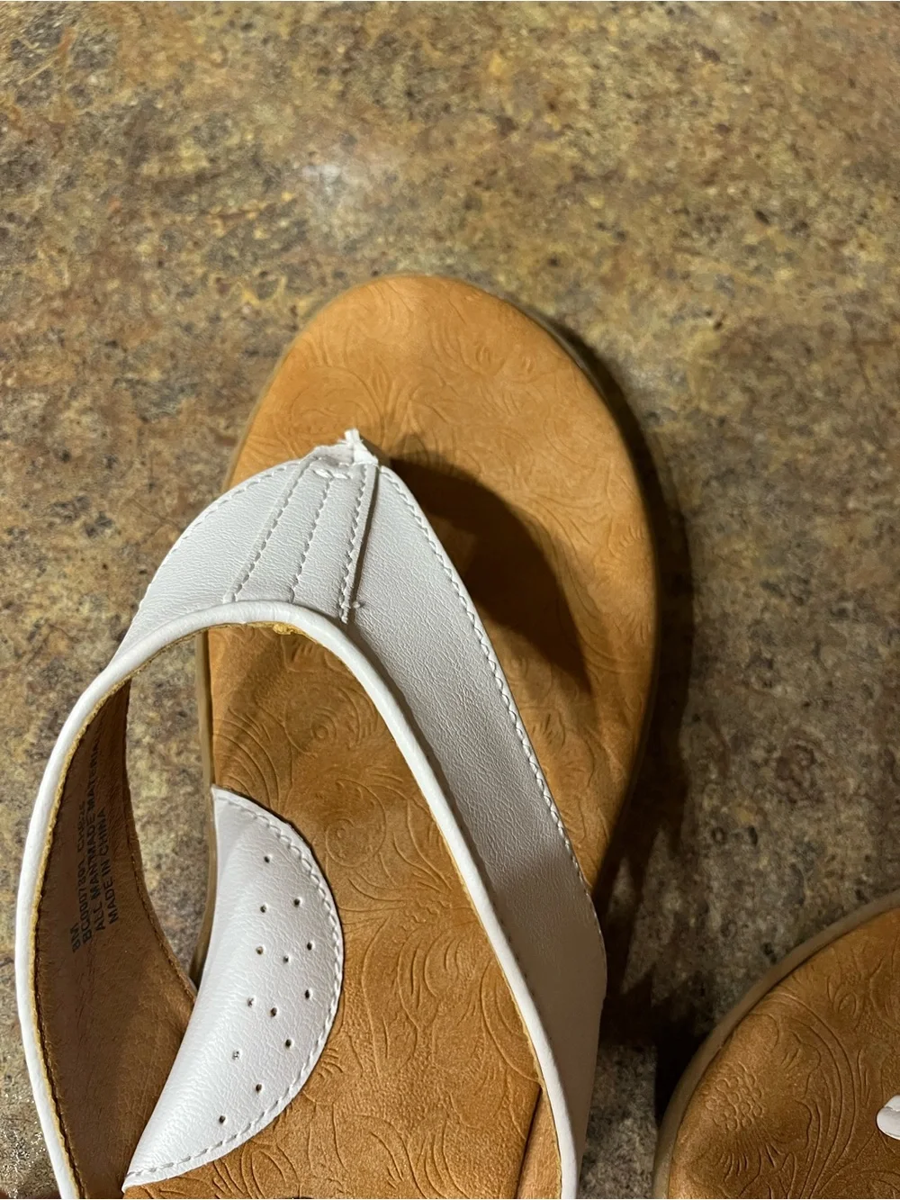 NWOT b.o.c. by Børn Women’s 8M White Comfort Thong Sandals Vacation coastal